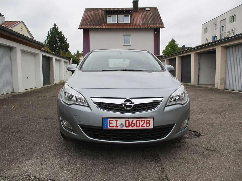 Gebraucht Opel Astra 116 PS (85 kW) 2012 Silbersee/perl silber (m2) Kleinwagen