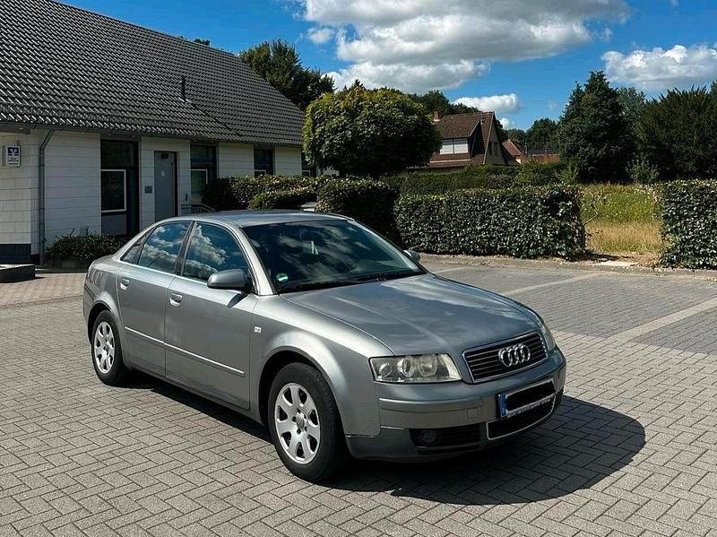 Grau Gebraucht 2002 Audi A4 Limousine | 1.100 € (Superpreis) - Bild 1/4