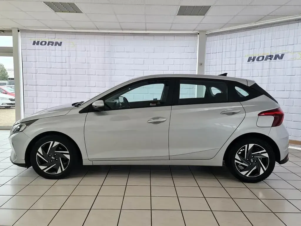 Gebraucht Hyundai i20 101 PS (74 kW) 2023 Sleek silver / met Kleinwagen