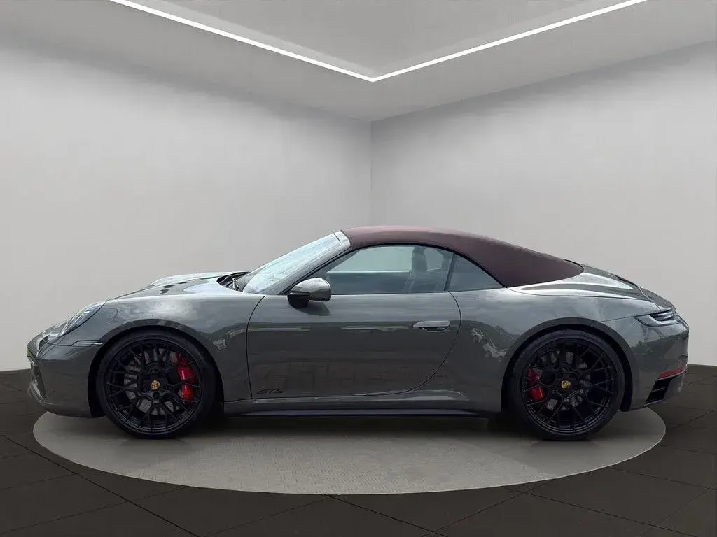 Gebraucht Porsche 992 480 PS (353 kW) 2022 Aventuringrün Cabrio