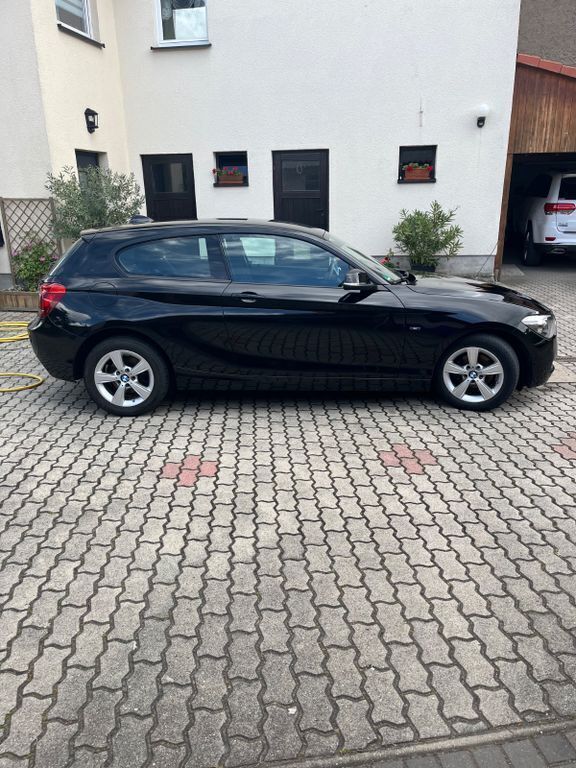 Schwarz Gebraucht 2014 BMW 116 Sport Line Kleinwagen | 9.200 € (Fairer Preis) - Bild 1/4