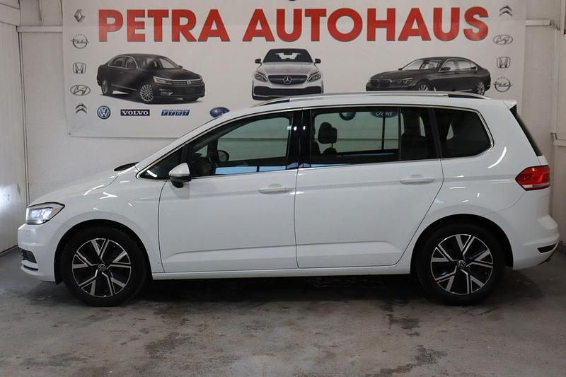 Gebraucht VW Touran Highline 150 PS (110 kW) 2022 Weiß Van / Kleinbus