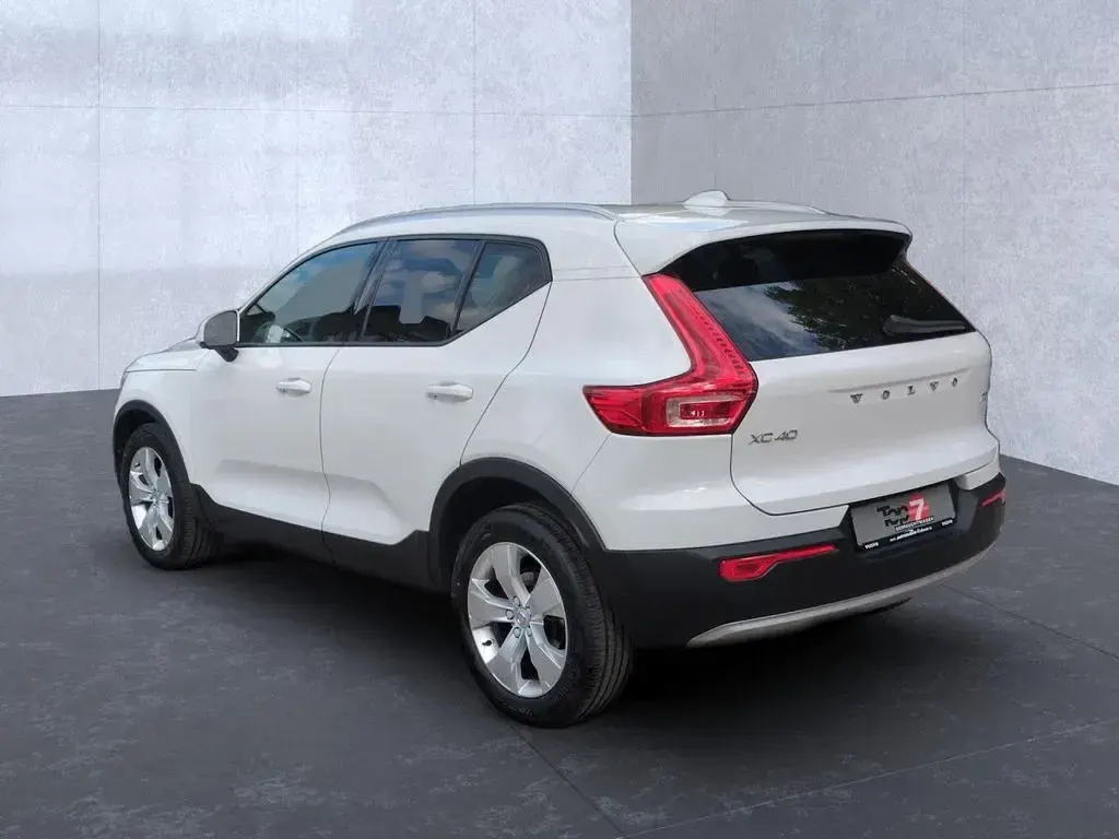 Gebraucht Volvo XC40 Momentum 163 PS (119 kW) 2022 Weiß SUV