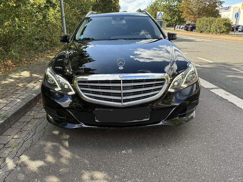 Schwarz Gebraucht 2013 Mercedes E200 Kombi | 10.350 € (Fairer Preis) - Bild 1/4