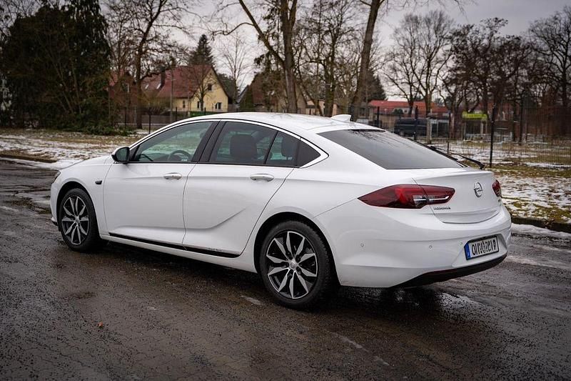 Gebraucht Opel Insignia Dynamic 165 PS (121 kW) 2018 Weiß Limousine