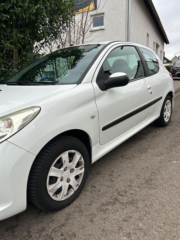 Gebraucht Peugeot 206 60 PS (44 kW) 2011 Weiß Limousine