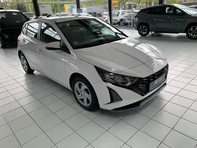 Gebraucht Hyundai i20 Select 101 PS (74 kW) 2025 Weiss Kleinwagen