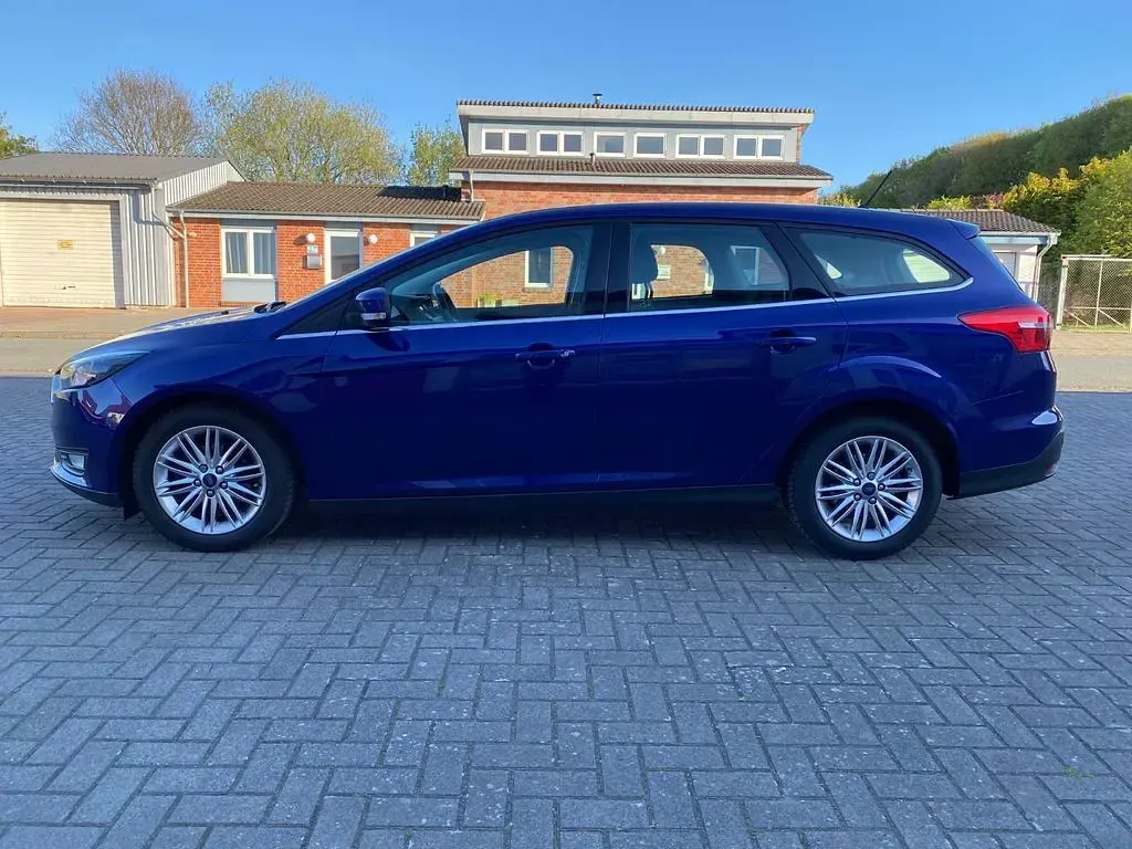 Używany Ford Focus Cool & Connect 125 KM (91 kW) 2018 Niebieski Sedan/Limuzyna