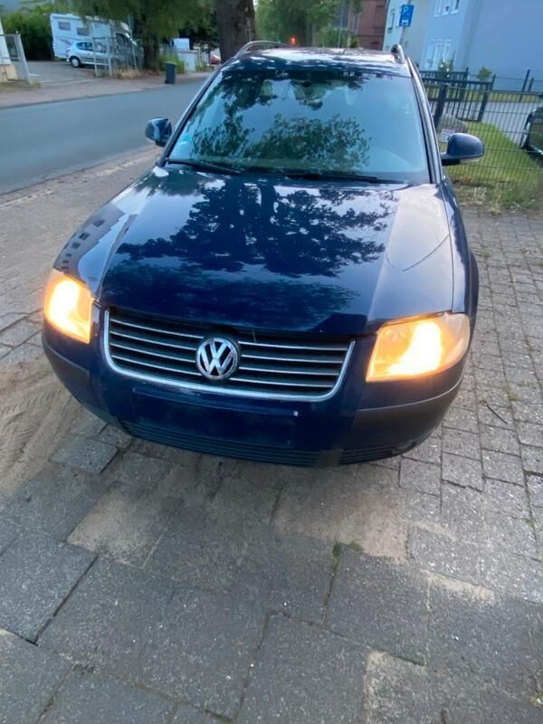 Blau Gebraucht 2004 VW Passat Kombi | 600 € (Superpreis) - Bild 1/4