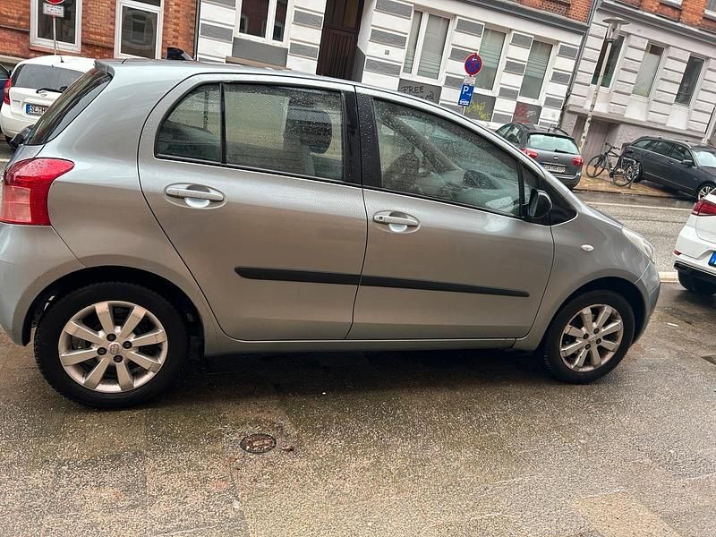 Gebraucht Toyota Yaris 69 PS (50 kW) 2008 Grau Kleinwagen