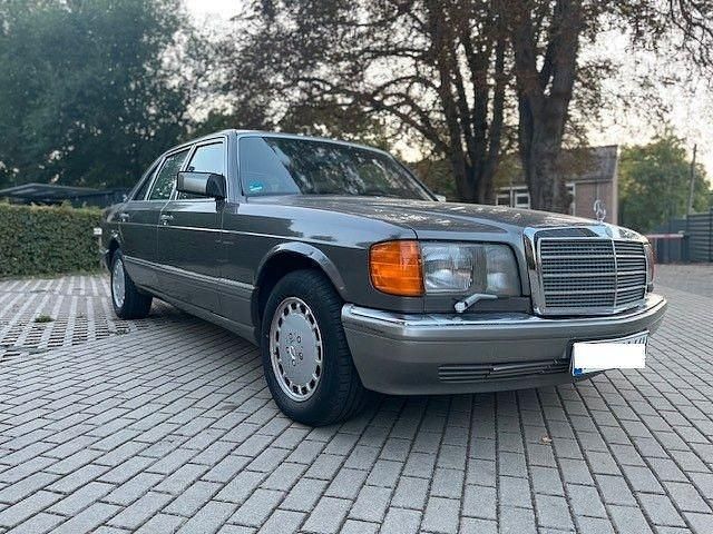 Grau Gebraucht 1988 Mercedes E420 Limousine | 10.900 € - Bild 1/4