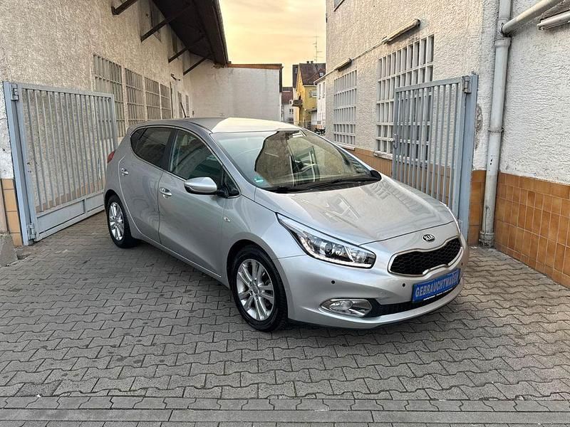 Gebraucht Kia Ceed 135 PS (99 kW) 2013 Silber Kleinwagen