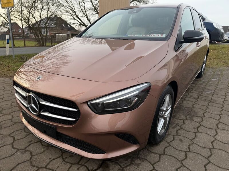 Gold Gebraucht 2022 Mercedes B180 Night Van / Kleinbus | 24.490 € (Superpreis) - Bild 1/4