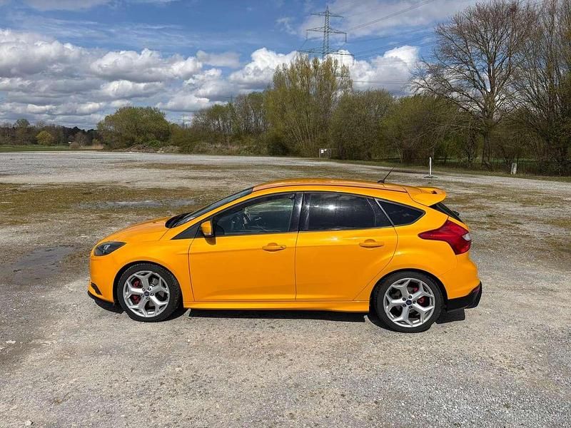 Gebraucht Ford Focus ST 250 PS (183 kW) 2014 Gelb Limousine