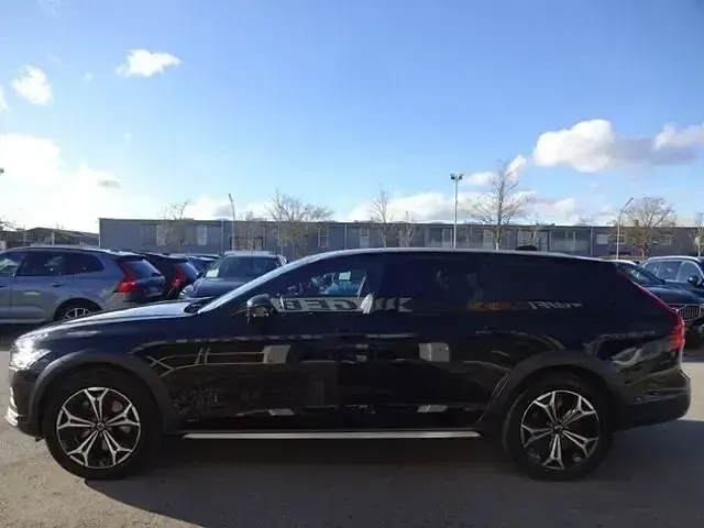 Gebraucht Volvo V90 CC Pro 235 PS (172 kW) 2022 Onyx black / metallic Kombi