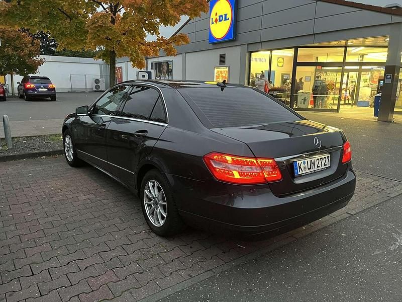 Gebraucht Mercedes E220 Elegance 170 PS (125 kW) 2012 Grau Limousine