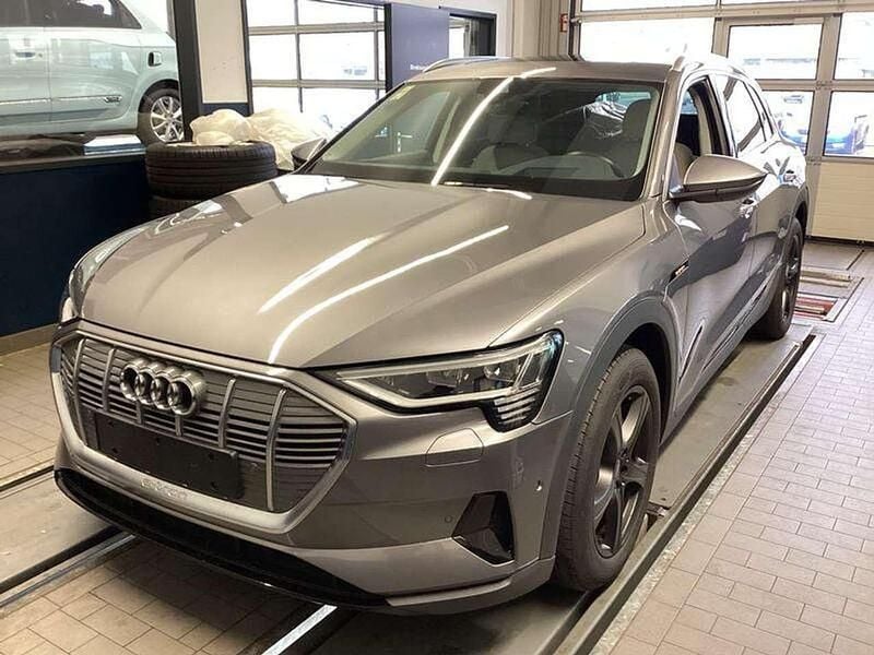 Taifungrau metallic Gebraucht 2021 Audi e-tron SUV | 29.990 € (Guter Preis) - Bild 1/4