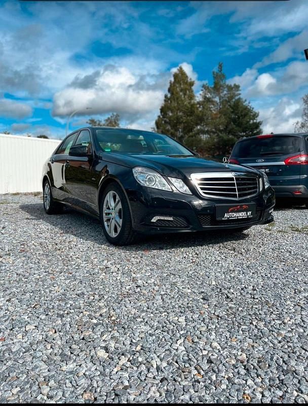 Schwarz Gebraucht 2010 Mercedes E200 Limousine | 11.800 € (Fairer Preis) - Bild 1/4