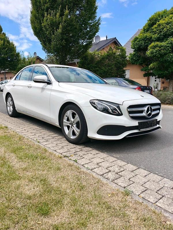 Weiß Gebraucht 2018 Mercedes E200 Avantgarde Limousine | 23.950 € (Guter Preis) - Bild 1/4