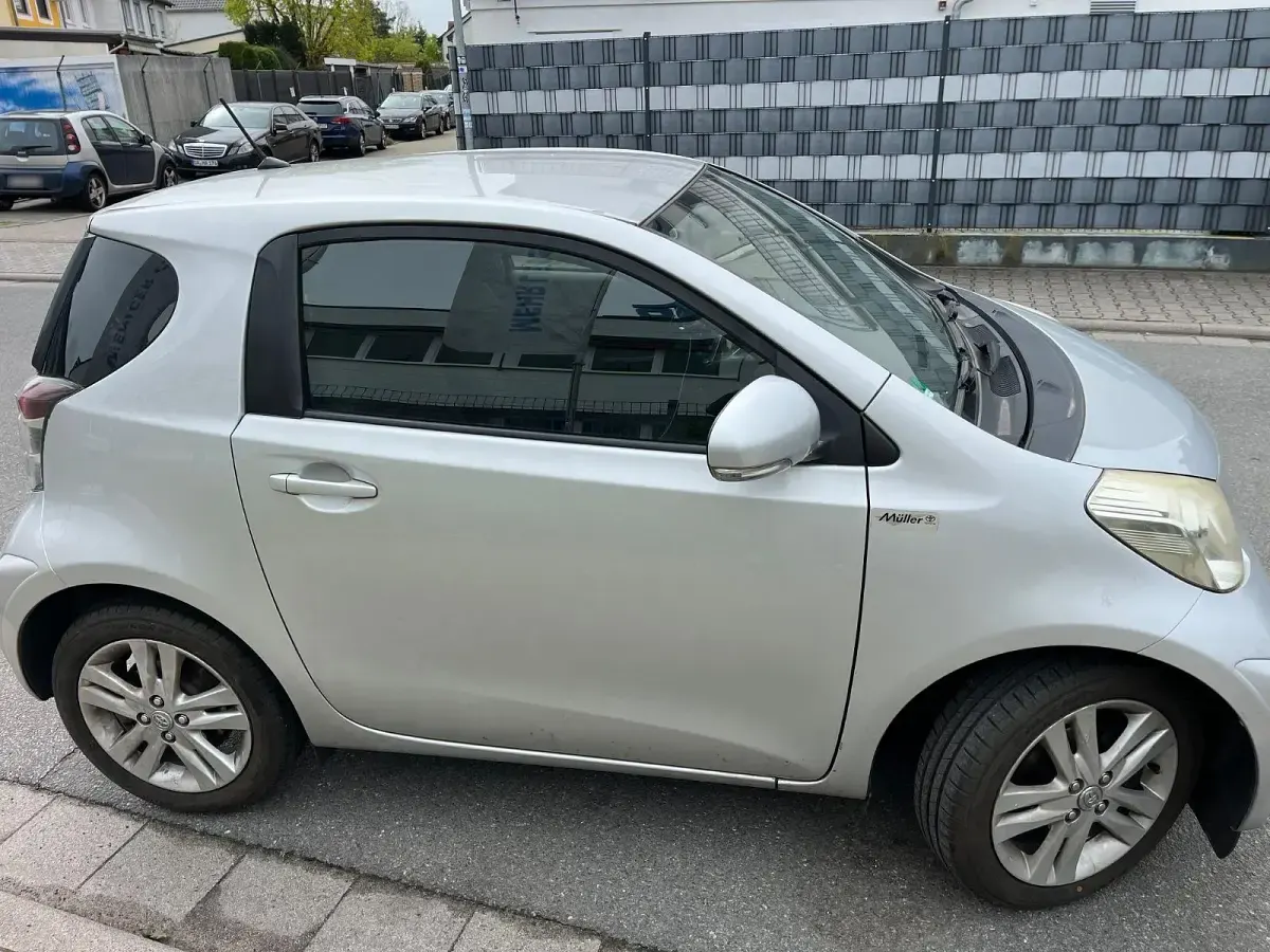 Gebraucht Toyota iQ 68 PS (50 kW) 2009 Silber Kleinwagen