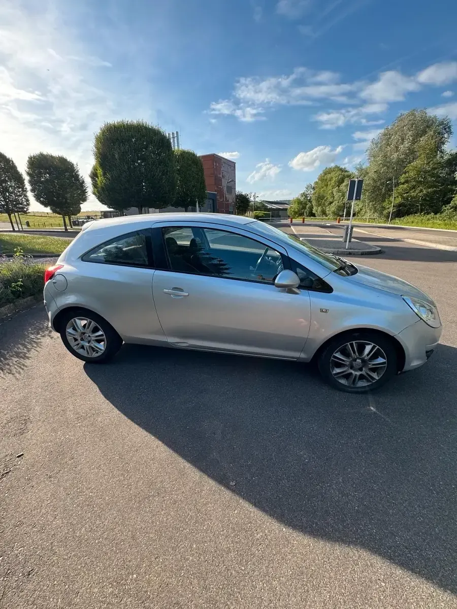 Gebraucht Opel Corsa 90 PS (66 kW) 2009 Silber Kleinwagen