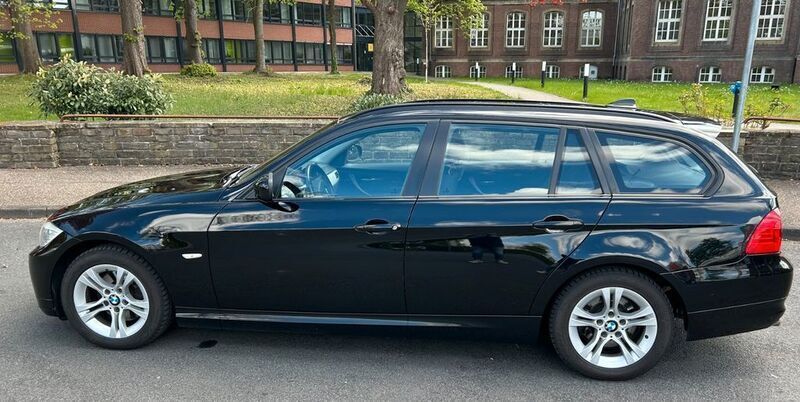 Schwarz Gebraucht 2011 BMW 318 Lifestyle Kombi | 5.000 € (Superpreis) - Bild 1/4