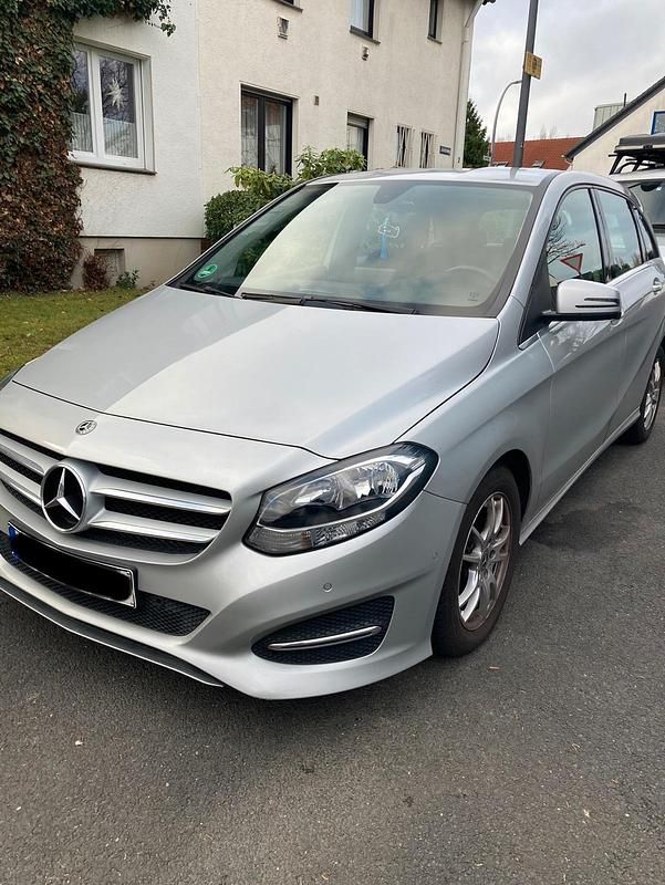 Silber Gebraucht 2018 Mercedes B180 Style Van / Kleinbus | 19.000 € (Teuer) - Bild 1/4