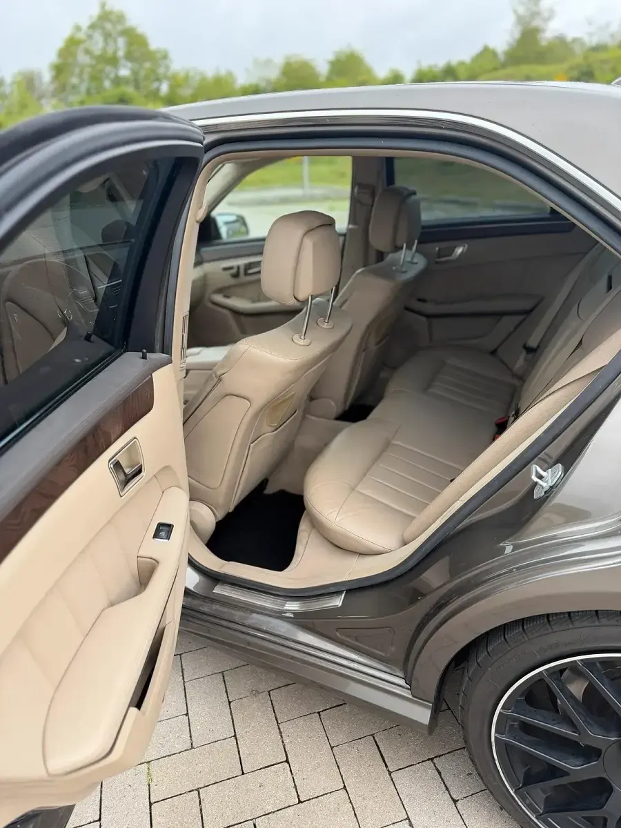 Używany Mercedes E500 408 KM (300 kW) 2011 Brązowy Sedan/Limuzyna