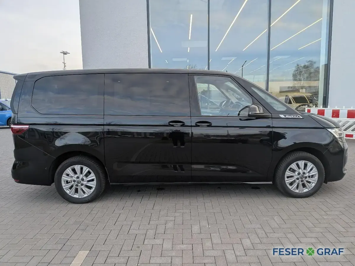 Używany VW Multivan Life 150 KM (110 kW) 2024 Czarny Minivan
