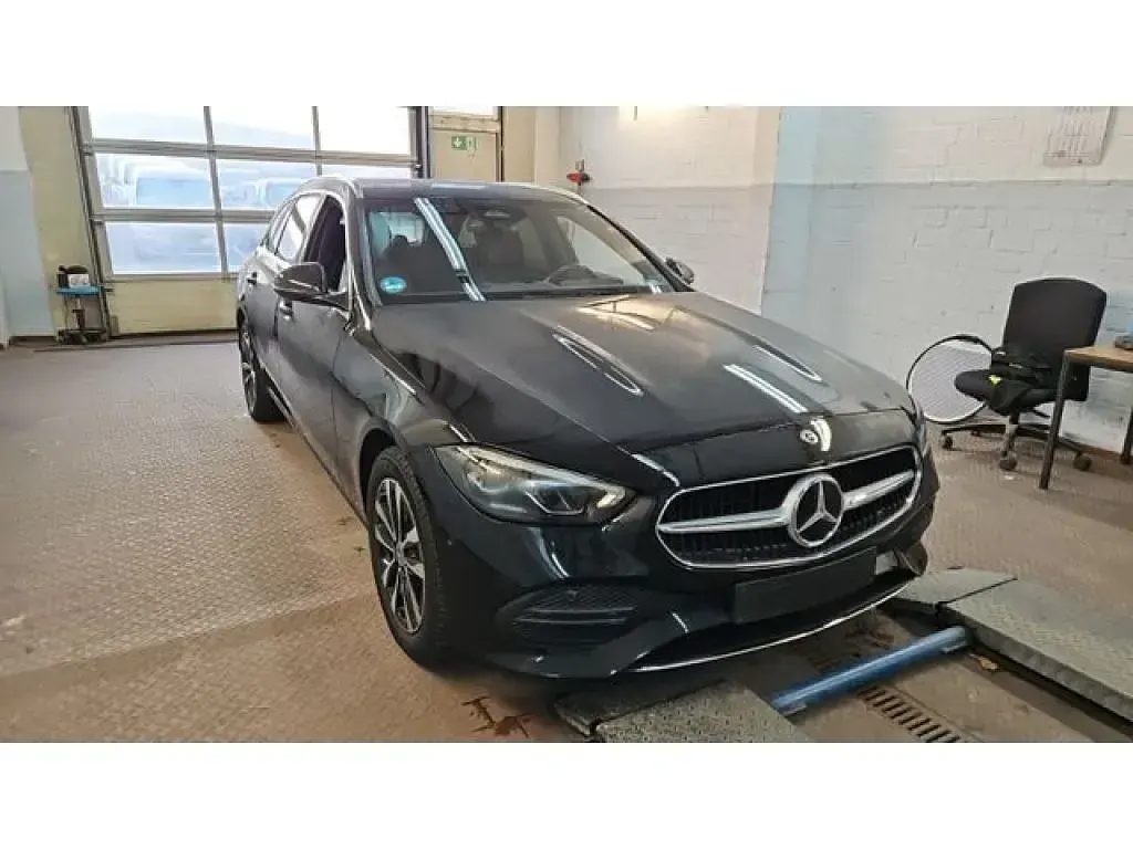 Gebraucht Mercedes C300e 313 PS (230 kW) 2023 Schwarz/baltic black Kombi
