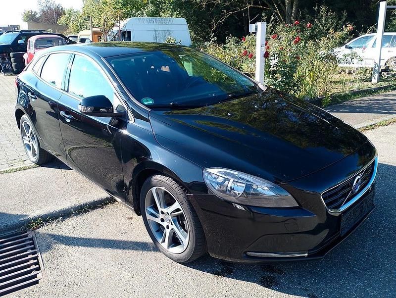 Schwarz Gebraucht 2016 Volvo V40 Momentum Kombi | 6.850 € (Fairer Preis) - Bild 1/4