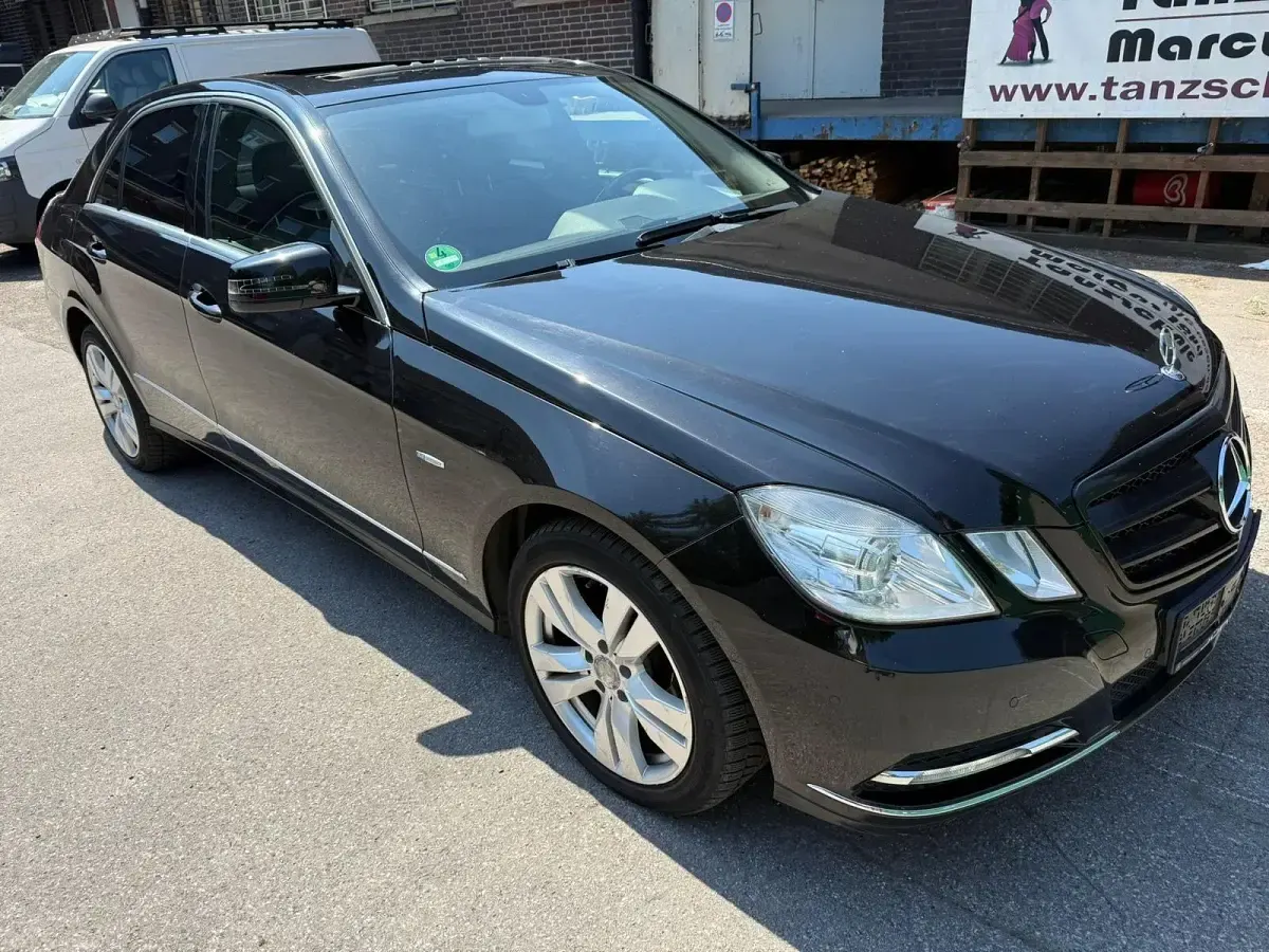 Gebraucht Mercedes E300 Elegance 231 PS (169 kW) 2011 Schwarz Limousine