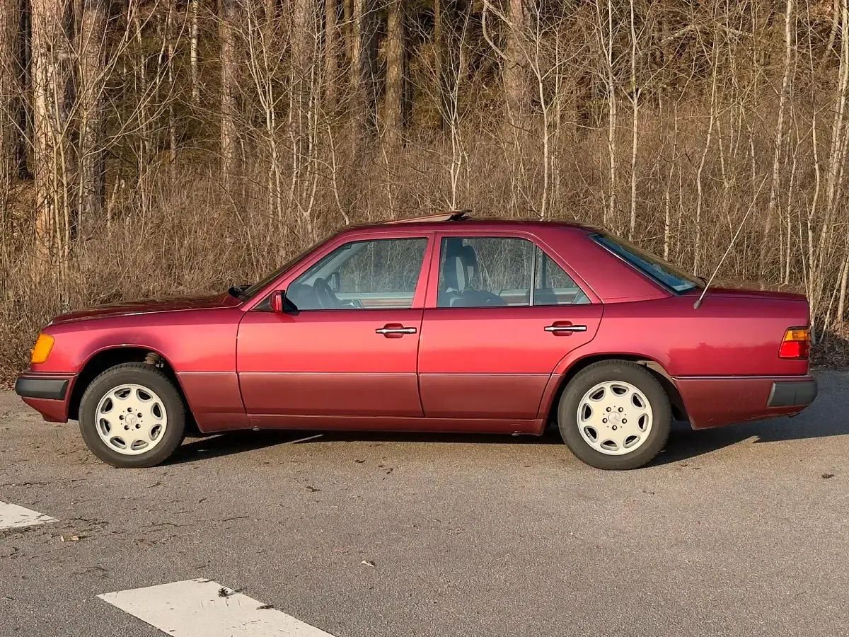 Gebraucht Mercedes 200 118 PS (86 kW) 1990 Rot Limousine