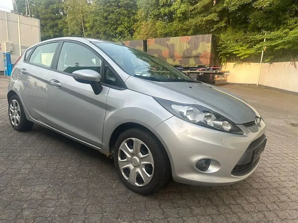 Gebraucht Ford Fiesta 82 PS (60 kW) 2009 Silber Limousine