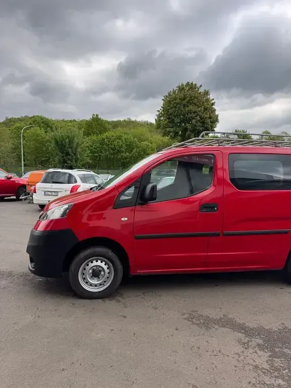 Gebraucht Nissan Evalia 90 PS (66 kW) 2010 Rot Van / Kleinbus