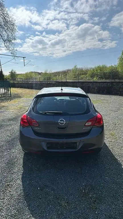 Używany Opel Astra Edition 101 KM (74 kW) 2013 Srebrny Sedan/Limuzyna