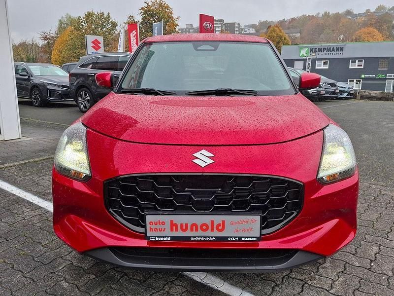 Neu Suzuki Swift Comfort 83 PS (61 kW) 2025 Rot Kleinwagen