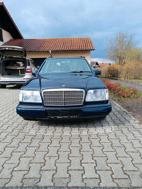 Brugt Mercedes E220 150 HK (110 kW) 1994 Blå Stationcar