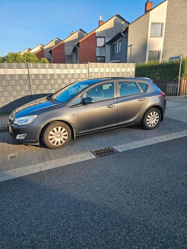 Grau Gebraucht 2010 Opel Astra Kleinwagen | 3.900 € (Guter Preis) - Bild 1/4
