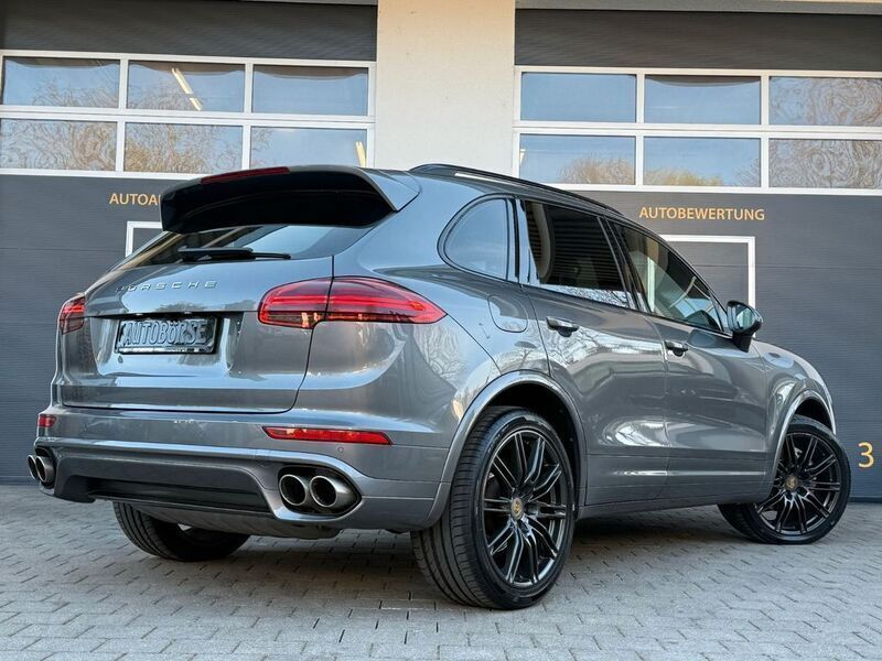 Grau Gebraucht 2016 Porsche Cayenne S Sport SUV | 34.900 € - Bild 1/4