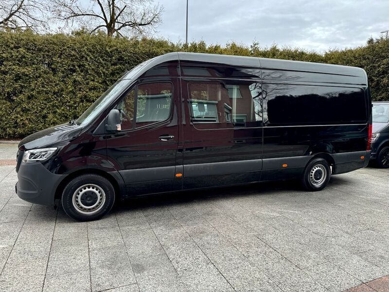 Schwarz Gebraucht 2020 Mercedes Sprinter Van | 31.980 € (Etwas zu teuer) - Bild 1/4
