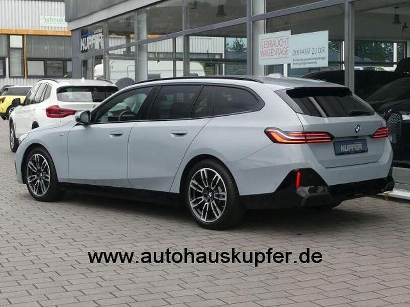 Gebraucht BMW 520 Performance 197 PS (144 kW) 2024 Brooklyngrau Kombi