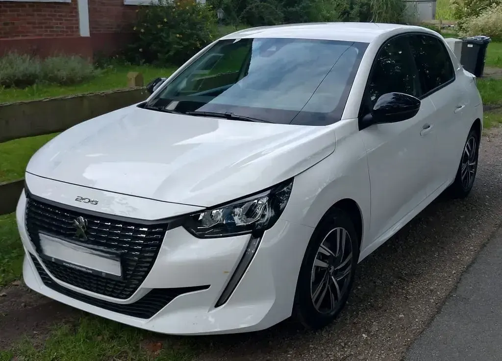 Gebraucht Peugeot 208 Allure 102 PS (75 kW) 2023 Weiß Kleinwagen