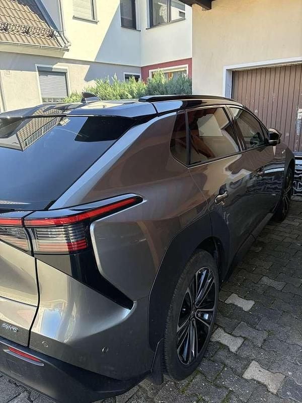 Grau Gebraucht 2022 Toyota bZ4X SUV | 30.900 € (Fairer Preis) - Bild 1/4