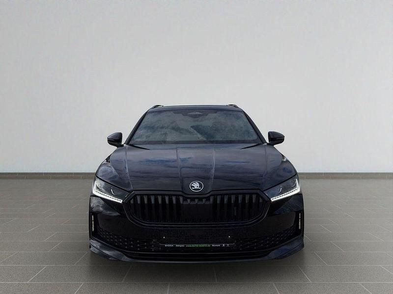 Neu Skoda Superb SportLine 193 PS (141 kW) 2025 Schwarz Kombi
