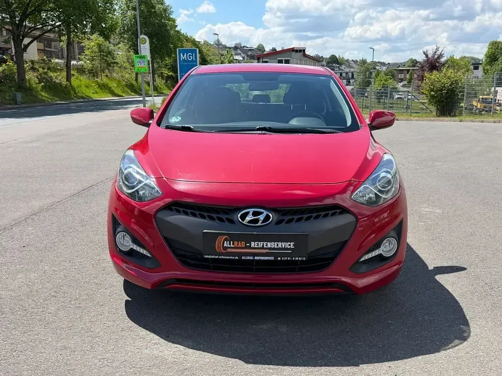 Usado Hyundai i30 Edition 99 CV (72 kW) 2013 Rojo Coupe