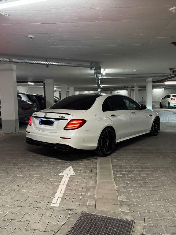 Weiß Gebraucht 2019 Mercedes E63 AMG AMG Limousine | 77.000 € - Bild 1/4