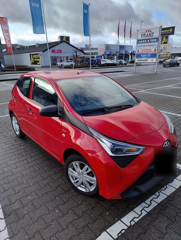 Gebraucht Toyota Aygo 72 PS (52 kW) 2018 Rot Kleinwagen