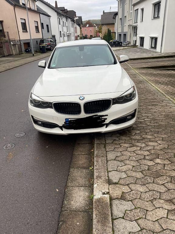 Weiß Gebraucht 2018 BMW 320 Gran Turismo Limousine | 17.999 € (Fairer Preis) - Bild 1/4