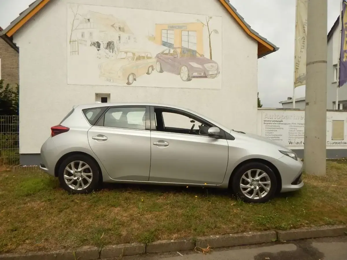 Gebraucht Toyota Auris Comfort 111 PS (81 kW) 2018 Silber Limousine